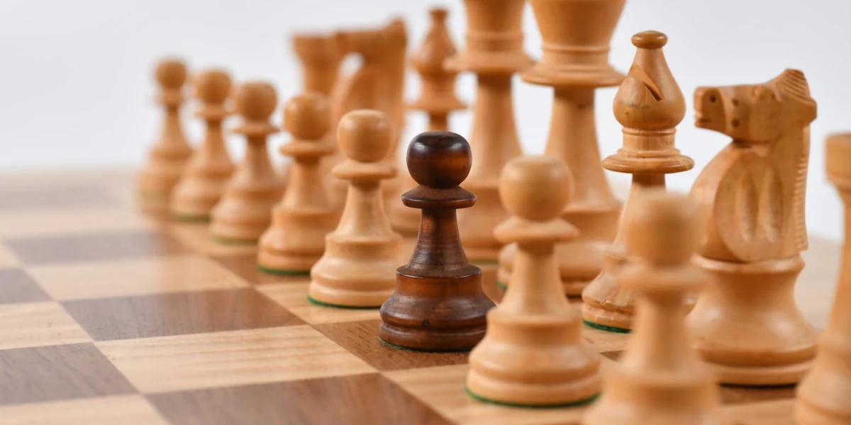 Go-Spielsteine auf einem traditionellen Holzbrett symbolisieren den historischen Moment, als KI die menschliche Intuition überholte