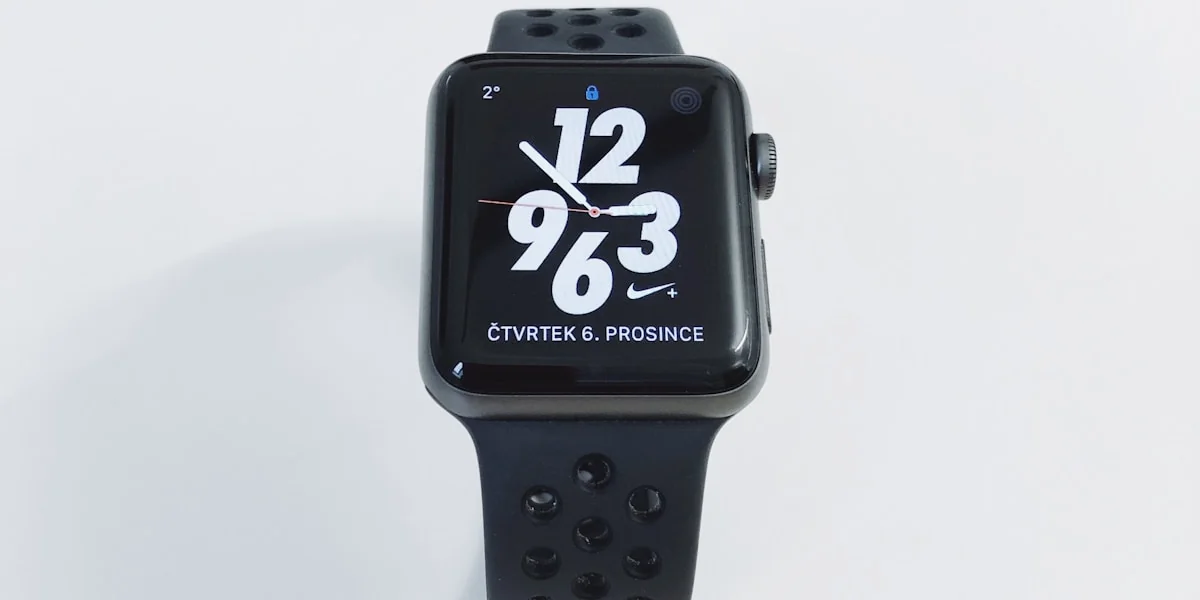 Smarte Wearables und KI-Hardware auf einem Tisch