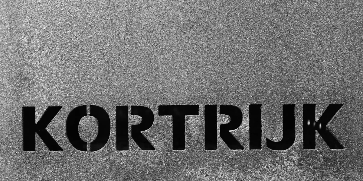 a black and white photo of a sign that says kortruk