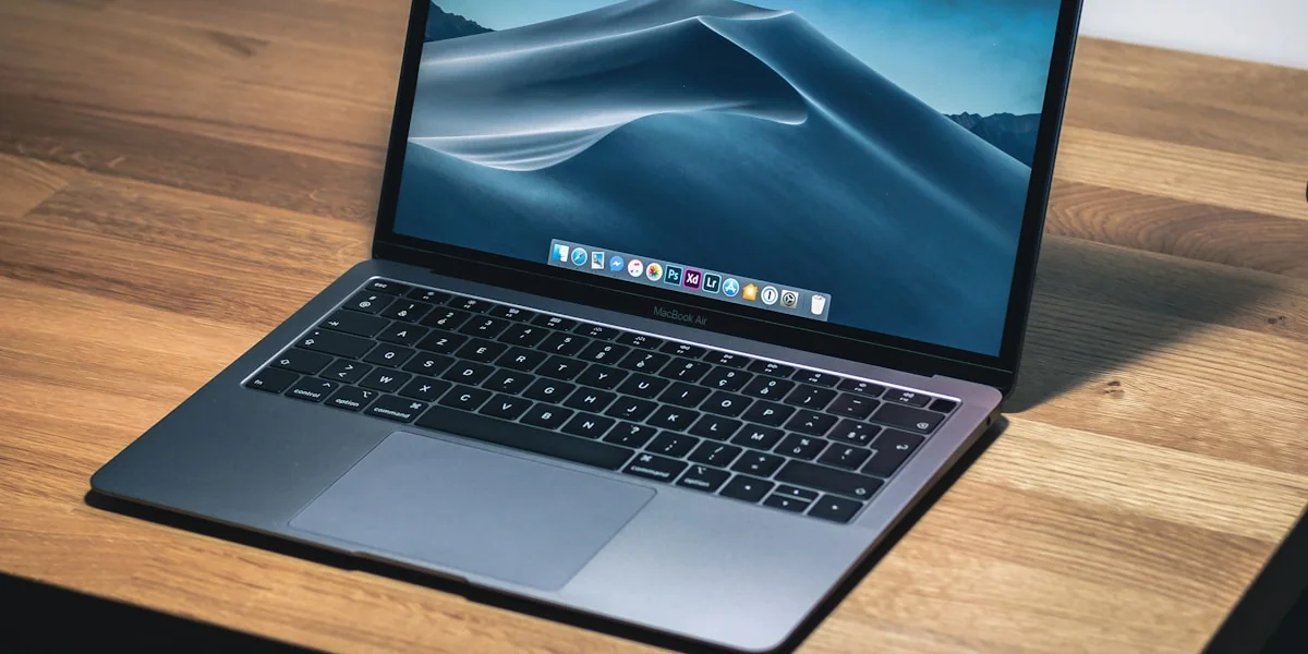 Acer Swift Copilot+ Business Laptop auf einem modernen Schreibtisch